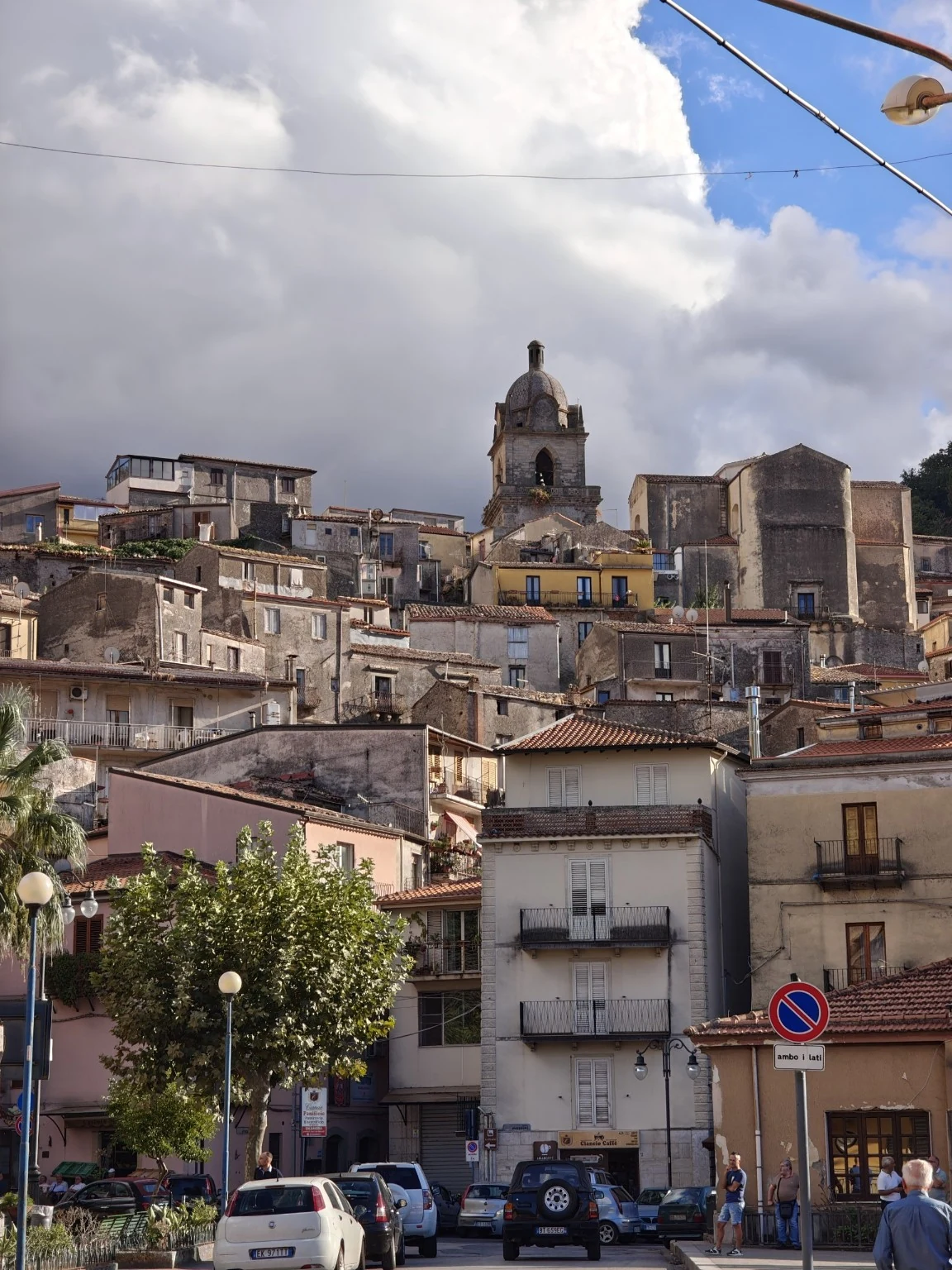 Le case di Tortorici salgono lungo il pendio, intorno a una torre in pietra con cupola